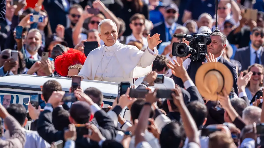 Bad-in-der-Menge-Papst-Leo