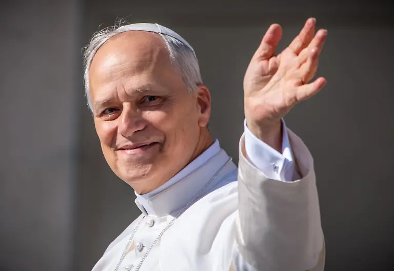 Papst-Leo-XIV-feiert-seine-offizielle-Amtseinfuehrung-im-Vatikan