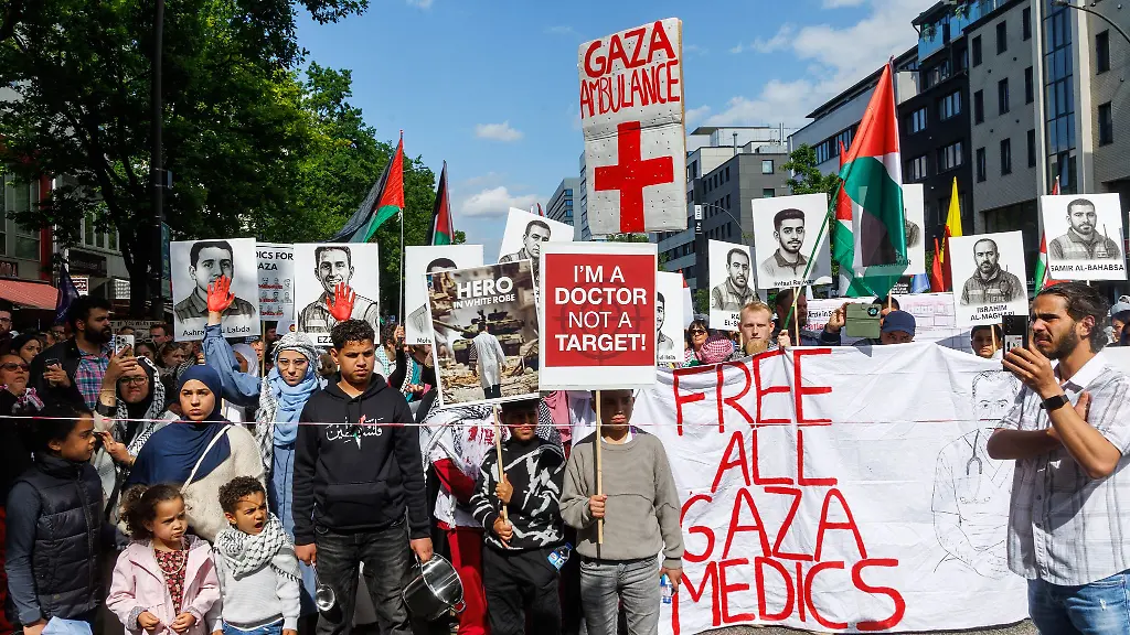 Die-Demonstranten-ziehen-zur-Abschlusskundgebung-an-der-Schanzenstrasse