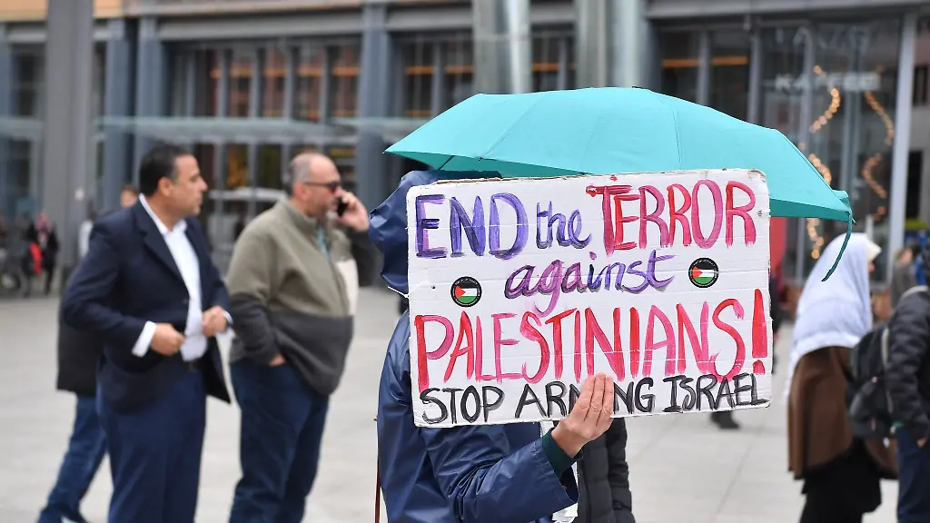 Eine-Demonstrantin-haelt-bei-einer-Propalaestinensischen-Demonstration-auf-dem-Potsdamer-Platz-ein-Schild-hoch