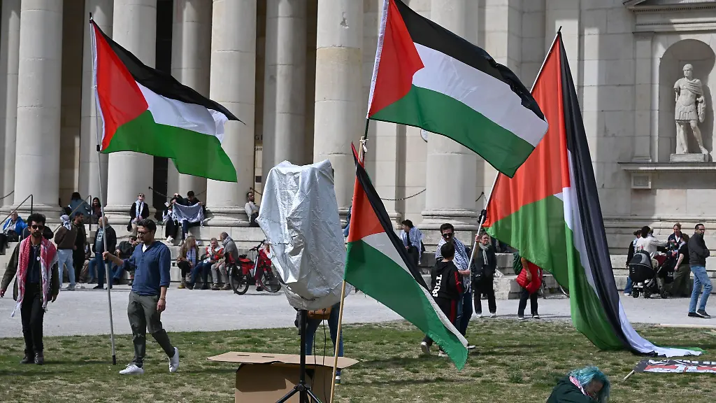 Propalaestinensische-Demonstranten-auf-dem-Koenigsplatz-in-Muenchen