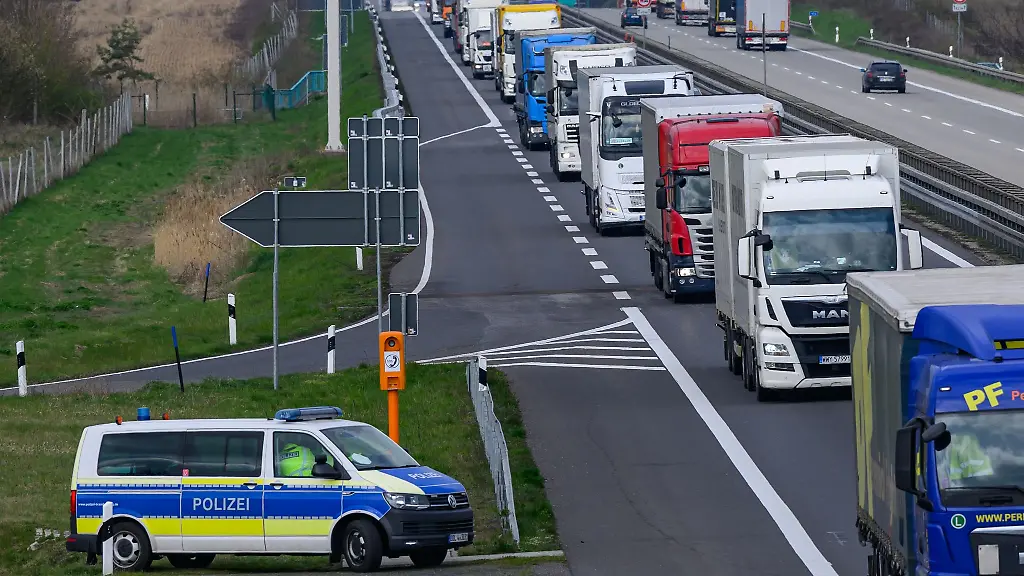 In-der-vergangenen-Woche-hat-die-Polizei-in-Sachsen-Anhalt-Schwerpunktkontrollen-bei-Bussen-und-Lkws-durchgefuehrt