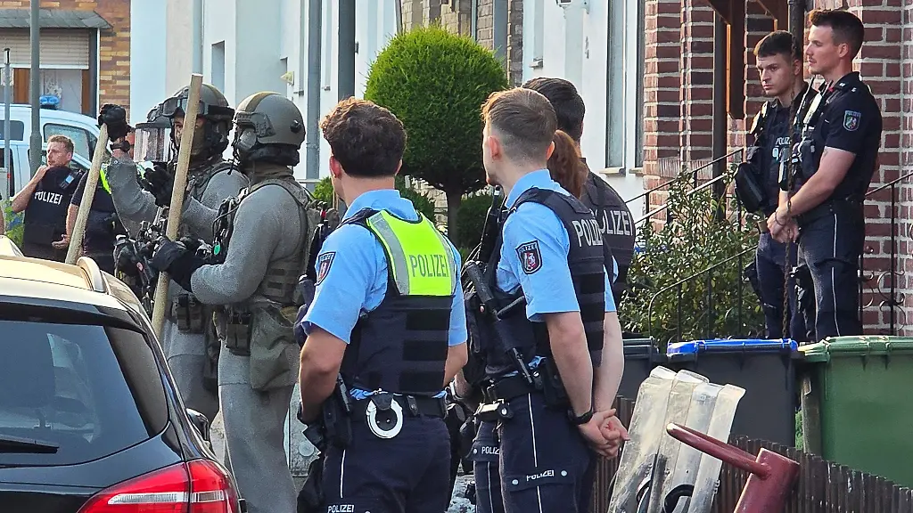 Die-Eltern-konnten-die-Wohnung-am-fruehen-Abend-nach-Angaben-der-Polizei-unverletzt-verlassen