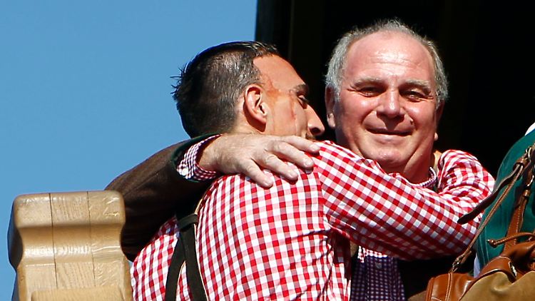 Uli Hoeness bezahlt die Zeche, Franck Ribery zeigt sich dankbar.