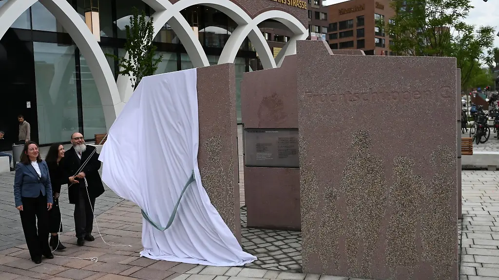 Das-neue-Denkmal-ergaenzt-den-bestehenden-Gedenkort-Hannoverscher-Bahnhof-der-seit-2017-an-die-Deportationen-von-Juden-Sinti-und-Roma-erinnert