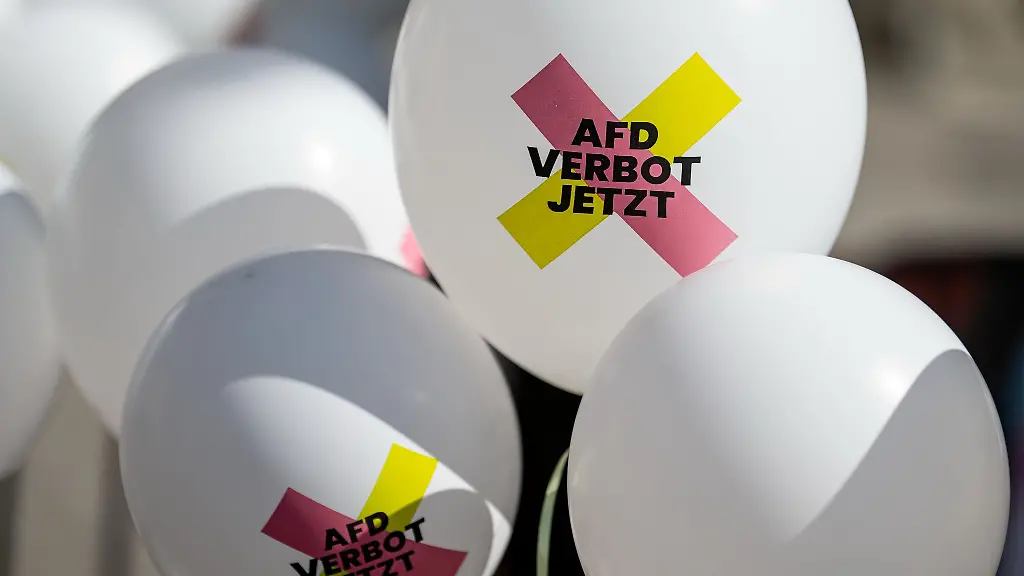 Befuerworter-eines-AfD-Verbots-werben-mit-Luftballons-fuer-ihre-Forderung