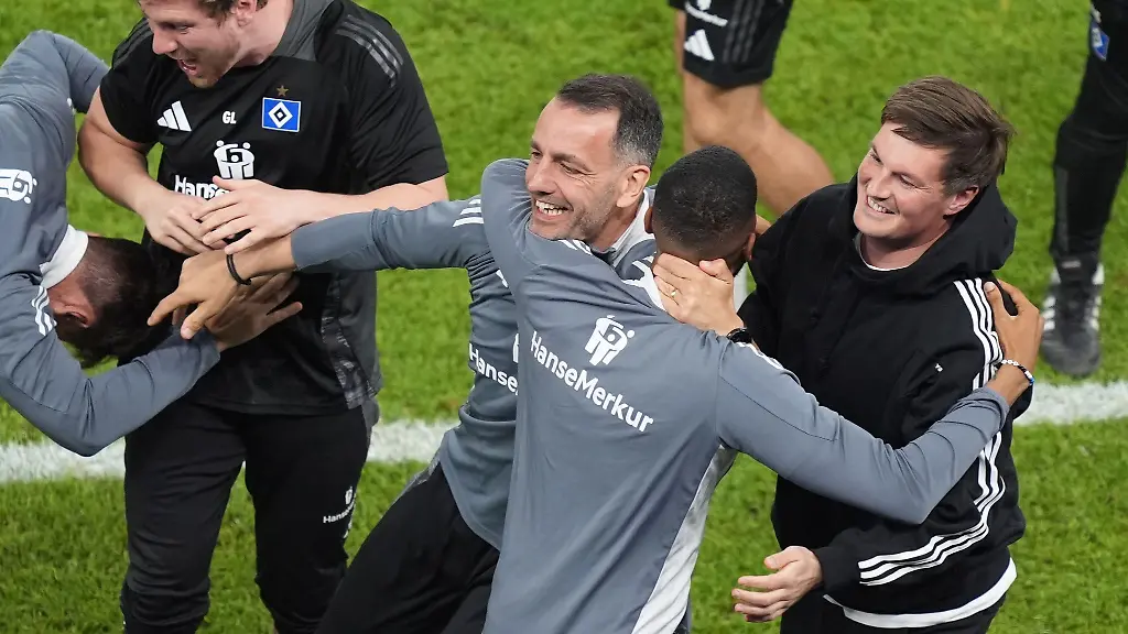 Hamburgs-Trainer-Merlin-Polzin-r-jubelt-mit-seinem-Team-kurz-vor-dem-perfekten-Aufstieg