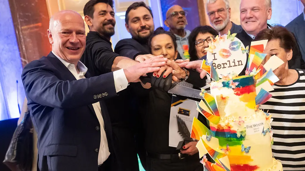 Die-Regenbogentorte-serviert-die-Initiative-Maneo-jedes-Jahr-im-Mai-Kai-Wegner-CDU-links-hat-sie-dieses-Mal-angeschnitten