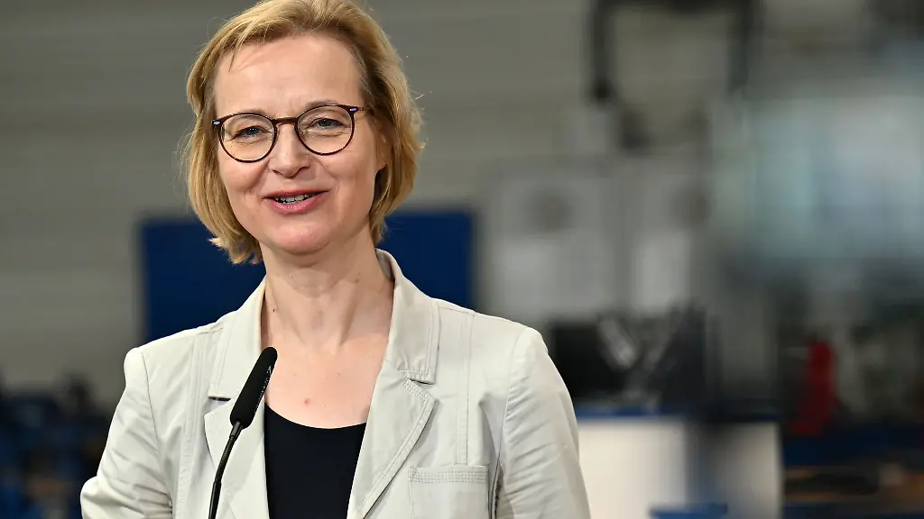 Thueringens-Finanzministerin-Katja-Wolf-BSW-nennt-den-Zeitplan-fuer-die-Aufstellung-eines-Doppelhaushalts-2026-2027-herausfordernd