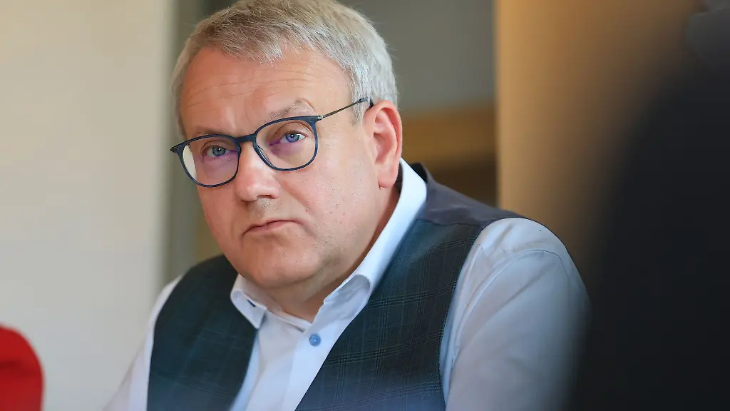 Der-Landrat-des-Burgenlandkreises-und-Praesident-des-Landkreistages-in-Sachsen-Anhalt-Goetz-Ulrich-CDU-fordert-mehr-Vertrauen-ein