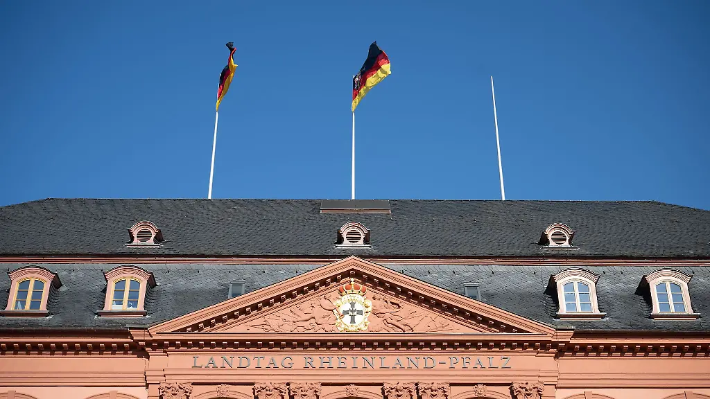 Der-Landtag-in-Rheinland-Pfalz-oeffnet-zum-Verfassungsfest-seine-Pforten