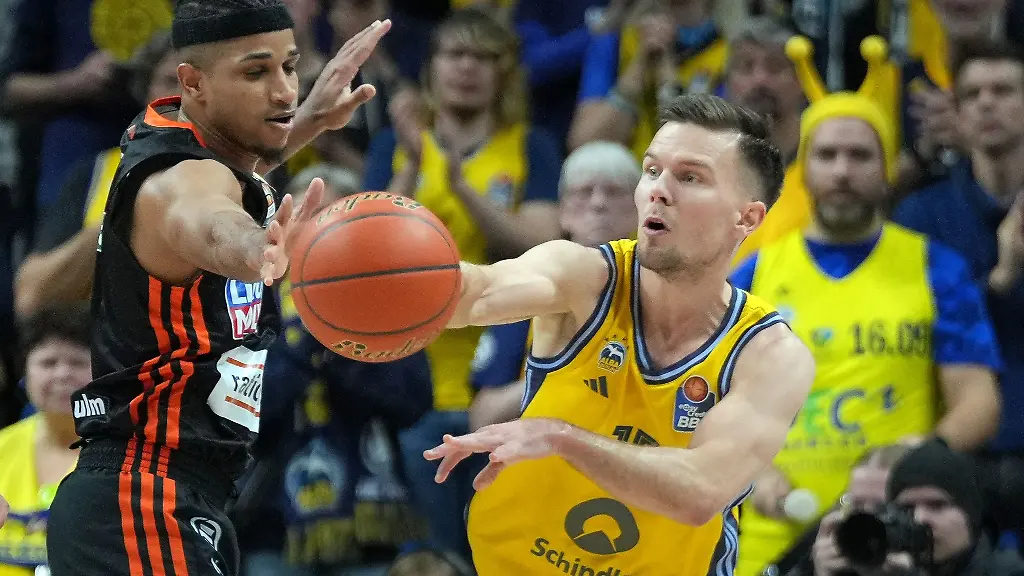 Alba-Kapitaen-Martin-Hermannsson-im-Duell-mit-Ulms-Alfonso-Plummer