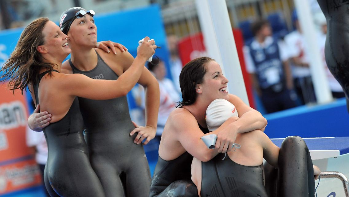 Die Freude ist groß bei den vier deutschen Damen Annika Mehlhorn, Daniela Samulski, Sarah Poewe und Britta Steffen (von links nach rechts).