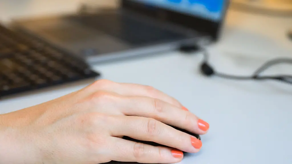 Die-Frau-hatte-im-Internet-nach-einer-Moeglichkeit-gesucht-ihr-Geld-anzulegen-und-war-dabei-auf-die-Betrueger-gestossen-Symbolbild