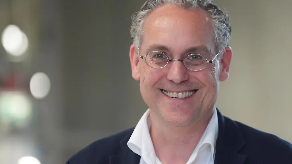 Der-Meteorologe-Frank-Boettcher-warnt-vor-den-Folgen-des-Klimawandels-fuer-Hamburg