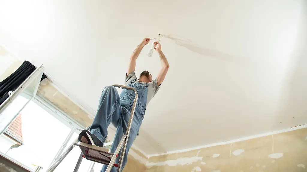 Bei-Arbeiten-in-der-Hoehe-ist-es-wichtig-eine-stabile-Leiter-zu-verwenden-und-darauf-zu-achten-dass-diese-auch-sicher-einrastet