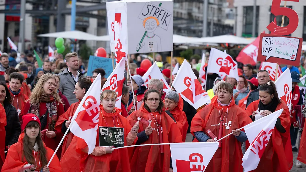 Tausende-Teilnehmer-haben-in-Dresden-gegen-die-Bildungspolitik-der-Landesregierung-demonstriert