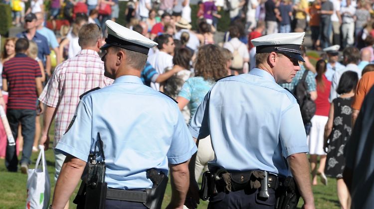 Polizisten gehen Streife: In Bonn haben sich viele Menschen zum Deutschlandfest versammelt.