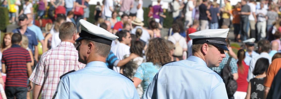 Polizisten gehen Streife: In Bonn haben sich viele Menschen zum Deutschlandfest versammelt.