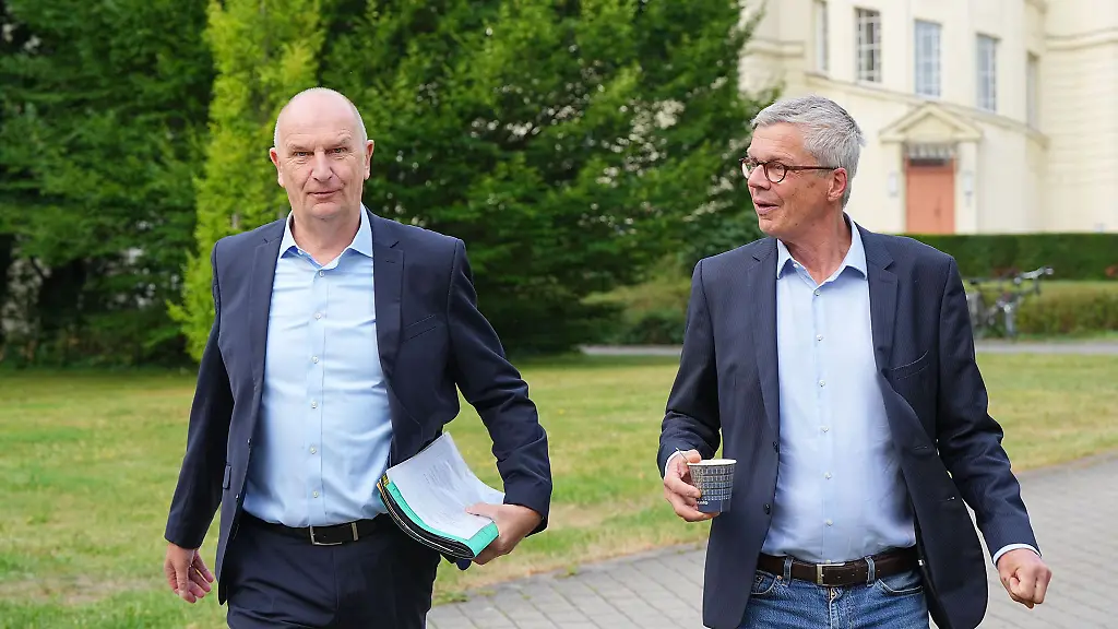 Fast-zehn-Jahre-war-Florian-Engels-rechts-Regierungssprecher-des-brandenburgischen-Ministerpraesidenten-Dietmar-Woidke-SPD