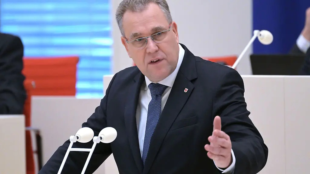 Der-innenpolitische-Sprecher-der-CDU-Fraktion-im-Landtag-von-Brandenburg-Rainer-Genilke-hat-noch-viele-Fragen-an-die-SPD-Innenministerin-nach-der-Entlassung-des-Verfassungsschutzchefs