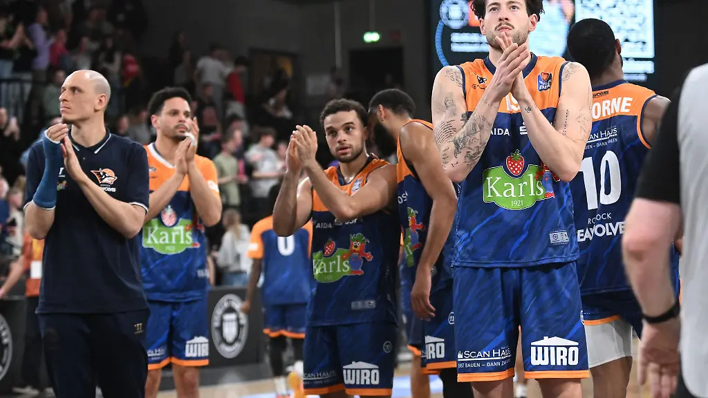 Rostocker-Profis-bedanken-sich-nach-einem-Spiel-bei-ihren-Fans