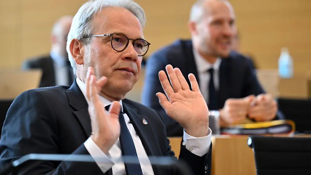 Thueringens-Innenminister-Georg-Maier-SPD-sieht-bei-sich-keine-Verantwortung-fuer-das-Agieren-der-internen-Ermittler-bei-der-Polizei