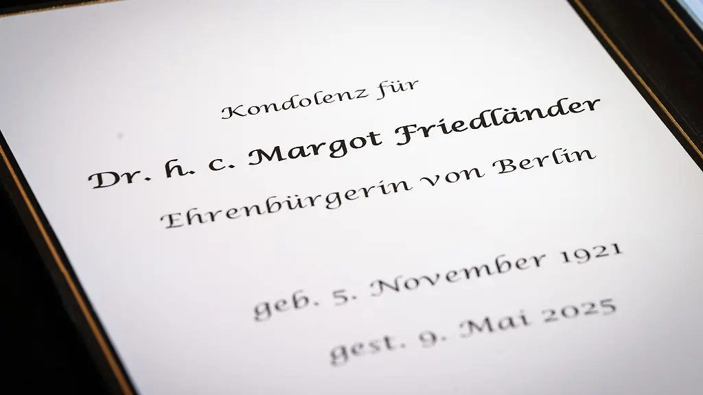 Im-Roten-Rathaus-ist-ein-Kondolenzbuch-nach-dem-Tod-der-Berliner-Ehrenbuergerin-und-Holocaust-Zeitzeugin-Margot-Friedlaender-ausgelegt-worden