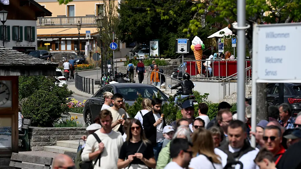 Oster-Ausfluegler-am-Tegernsee-Gibt-es-in-Deutschland-zu-viele-Feiertage-Die-Vereinigung-der-bayerischen-Wirtschaft-sagt-ja-die-Industrie-und-Handelskammern-nein