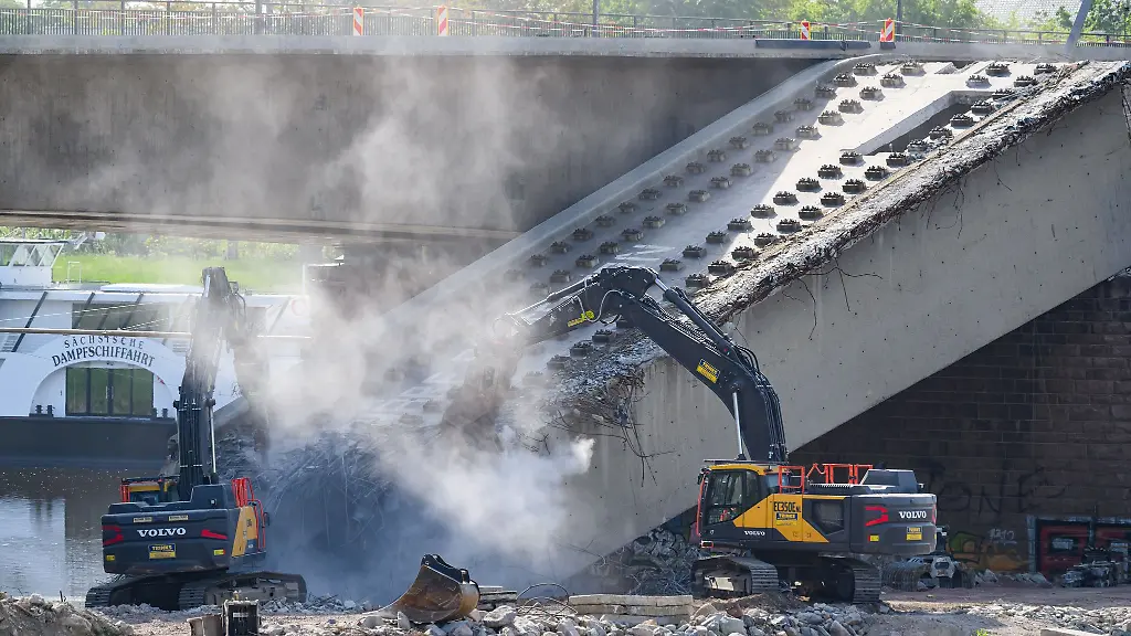 Bagger-knabbern-an-der-eingestuerzten-Carolabruecke