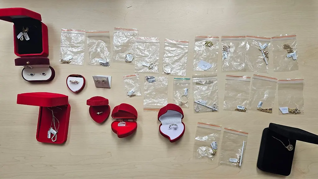 In-dem-durchsuchten-Auto-wurden-Goldschmuck-und-Designer-Sonnenbrillen-entdeckt