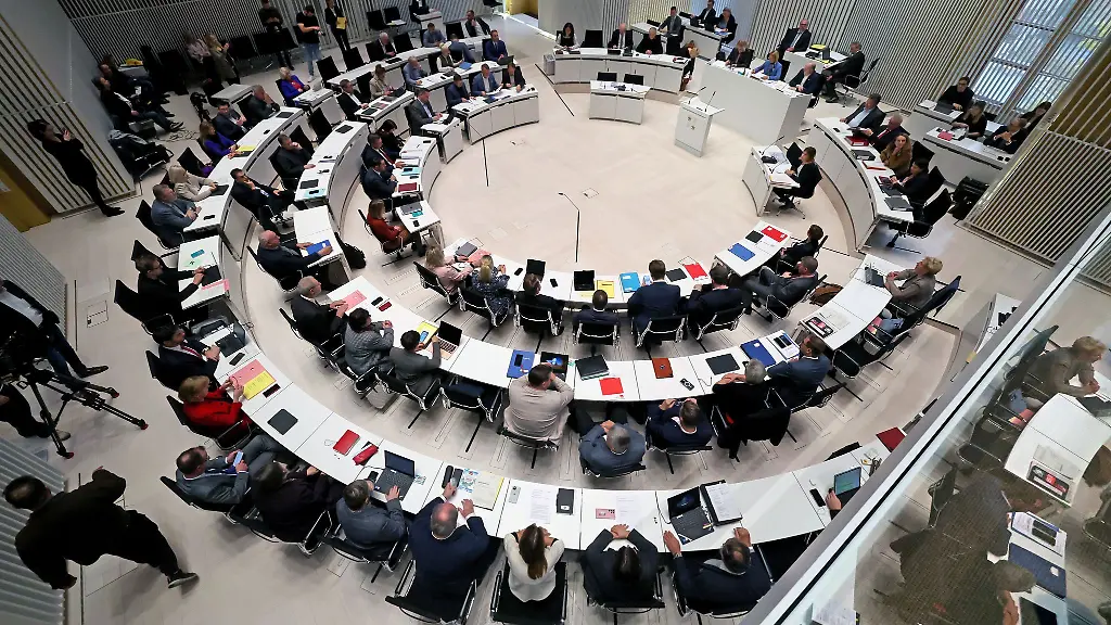 Der-Landtag-in-Schwerin-debattiert-ueber-Schulden-Investitionen-und-soziale-Gerechtigkeit