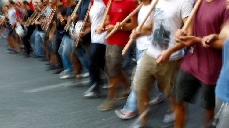 Studenten in Athen marschieren gegen die geplanten Sparmaßnahmen der Regierung.