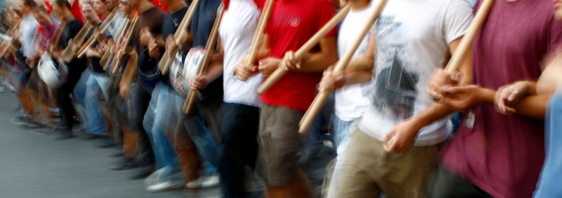 Studenten in Athen marschieren gegen die geplanten Sparmaßnahmen der Regierung.