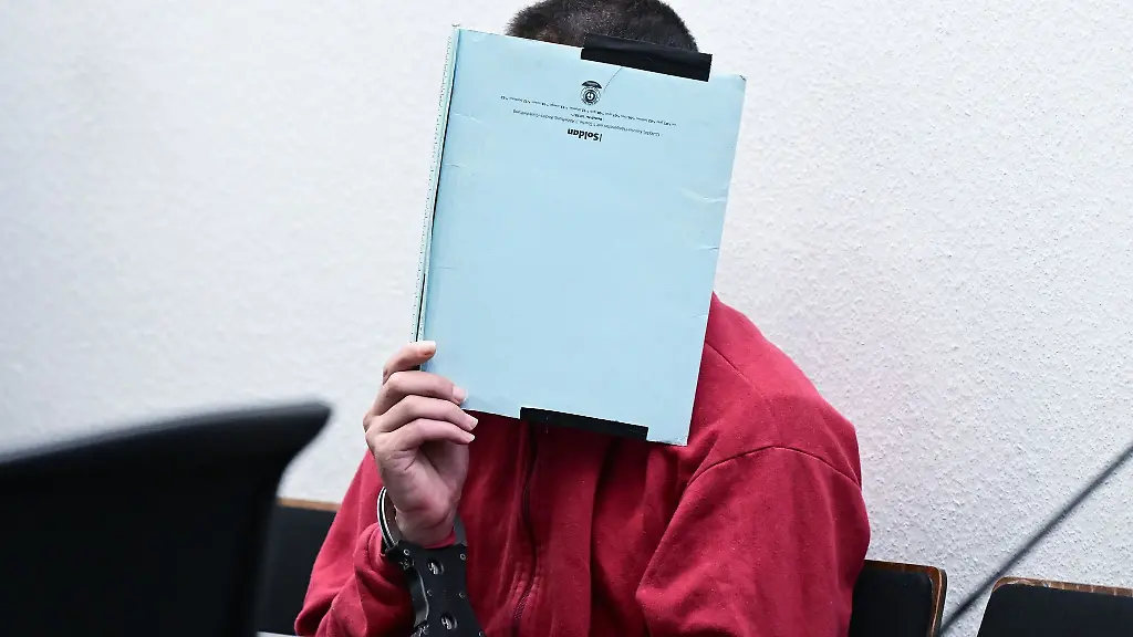 Der-angeklagte-Fluechtling-will-sich-nach-dem-toedlichen-Messerangriff-auf-einen-Jogger-in-Hochdorf-im-Prozess-nicht-naeher-zu-den-Vorwuerfen-aeussern