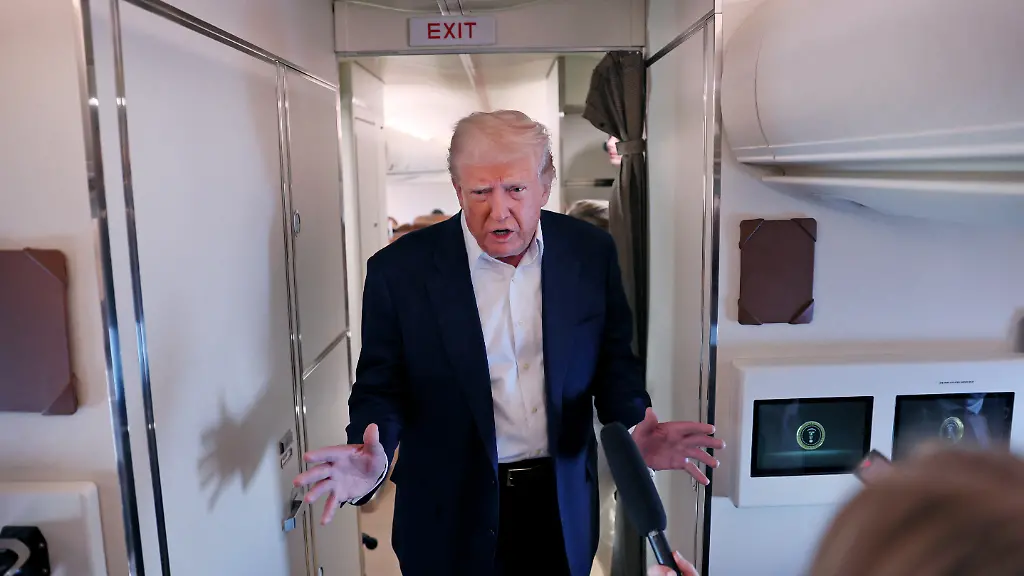 2025-05-04T234738Z-740862779-RC25BEAHHQKO-RTRMADP-3-USA-TRUMP