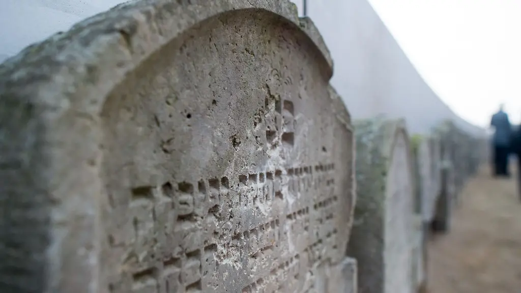 Nach-einer-Sanierung-ist-die-Gedenkstaette-am-Woerlitzer-Friedhof-wieder-geoeffnet