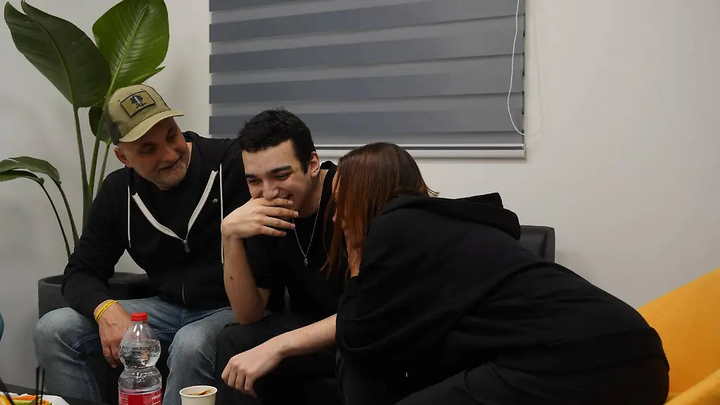 epi-227202247-ACTIONPRESS-FOTO-ONLINE-action-47492874-jpg-Glueckliche-Heimkehr