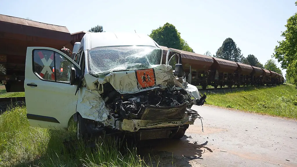 Ein-Maedchen-wurde-bei-dem-Zusammenstoss-an-dem-unbeschrankten-Bahnuebergang-schwer-verletzt