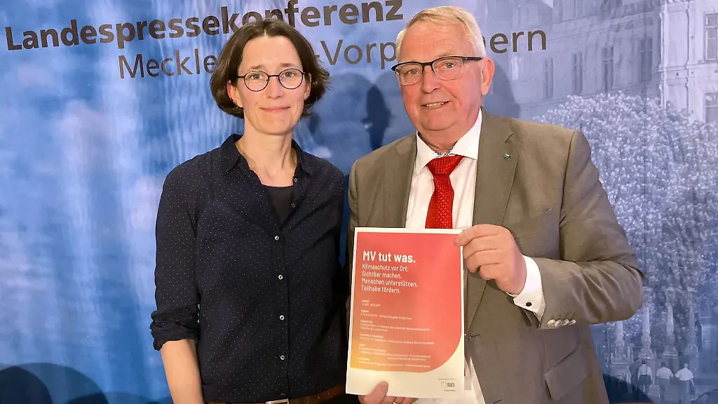 Die-Landesregierung-Mecklenburg-Vorpommerns-will-den-Klimaschutz-in-die-Flaeche-tragen-wie-das-geschehen-soll-stellten-Eva-Mahnke-von-fint-e-V-und-Umweltminister-Till-Backhaus-vor