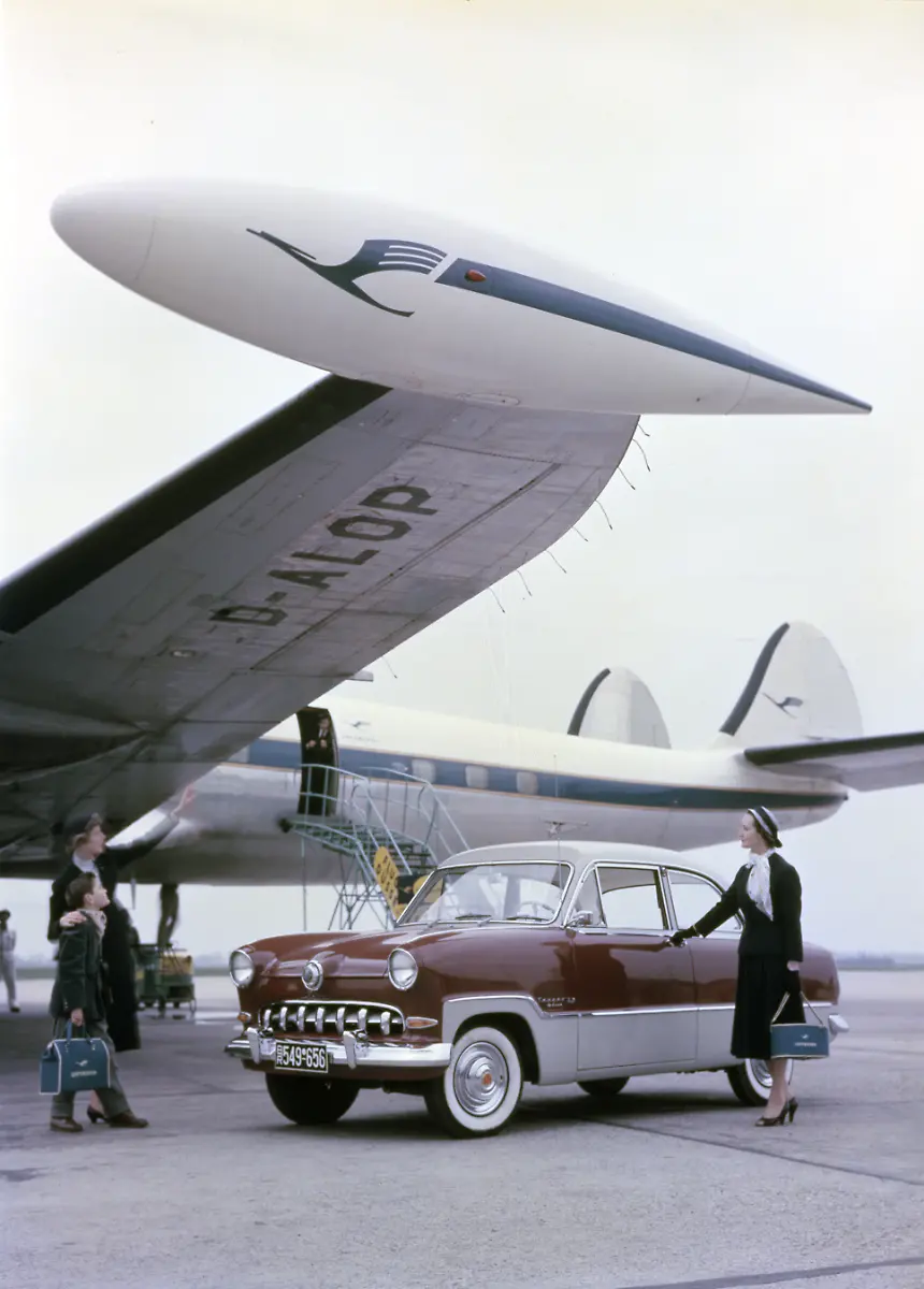 16-Die-Weltkugel-uber-dem-Chromgrill-Der-Ford-Taunus-12M-Quelle-Ford