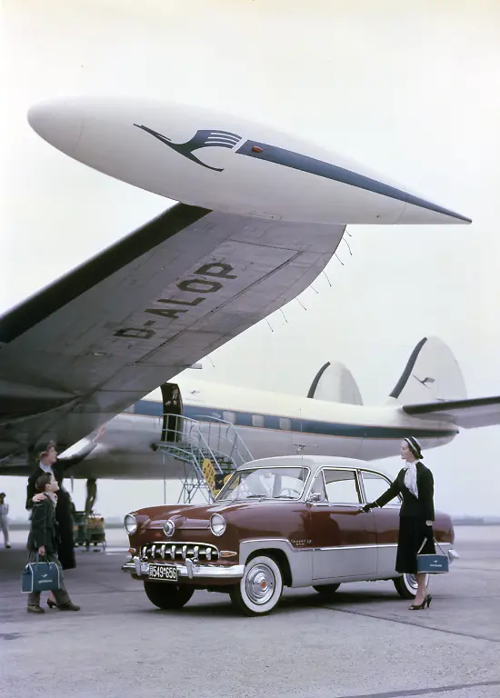 16-Die-Weltkugel-uber-dem-Chromgrill-Der-Ford-Taunus-12M-Quelle-Ford