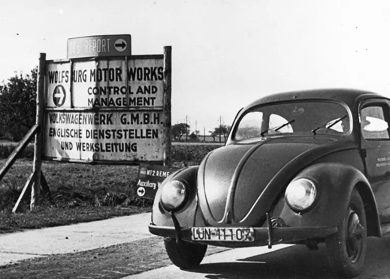 01-Im-Mai-1945-ging-Wolfsburg-aus-der-fur-den-Kafer-Quelle-Volkswagen-AG