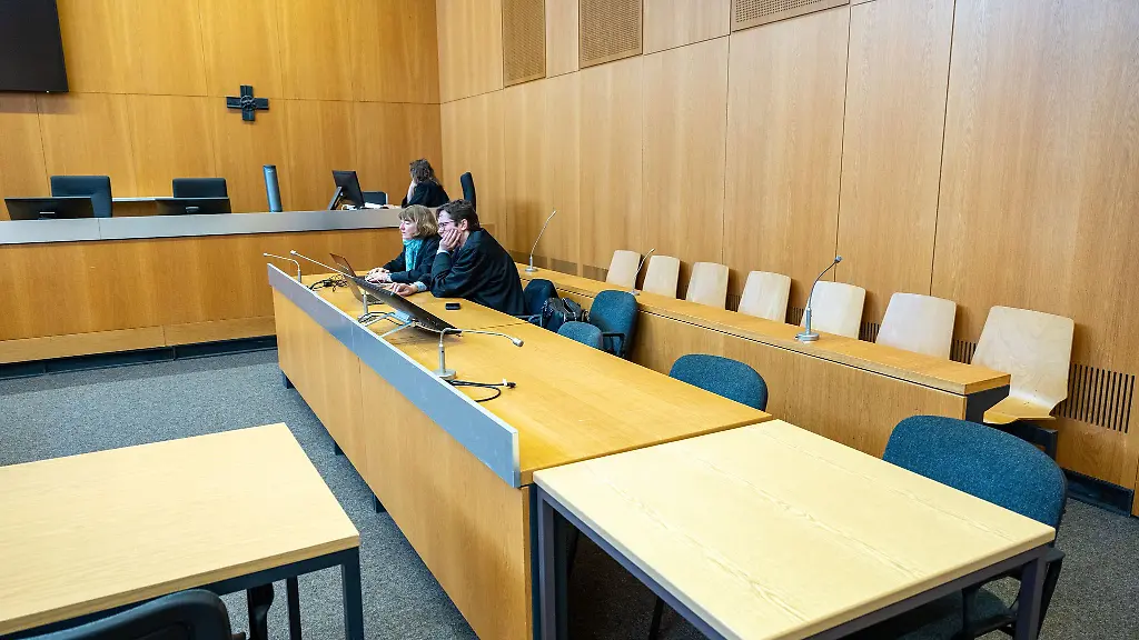 Am-Dienstag-haette-der-Mordprozess-gegen-eine-Frau-aus-Freising-beginnen-sollen-Die-Angeklagte-erschien-jedoch-nicht-es-musste-zunaechst-geklaert-werden-ob-sie-transportfaehig-ist-Letztlich-wurde-die-Verhandlung-abgesagt-auch-die-Verteidiger-Julia-Weinmann-l-und-Philip-Mueller-warteten-vergeblich