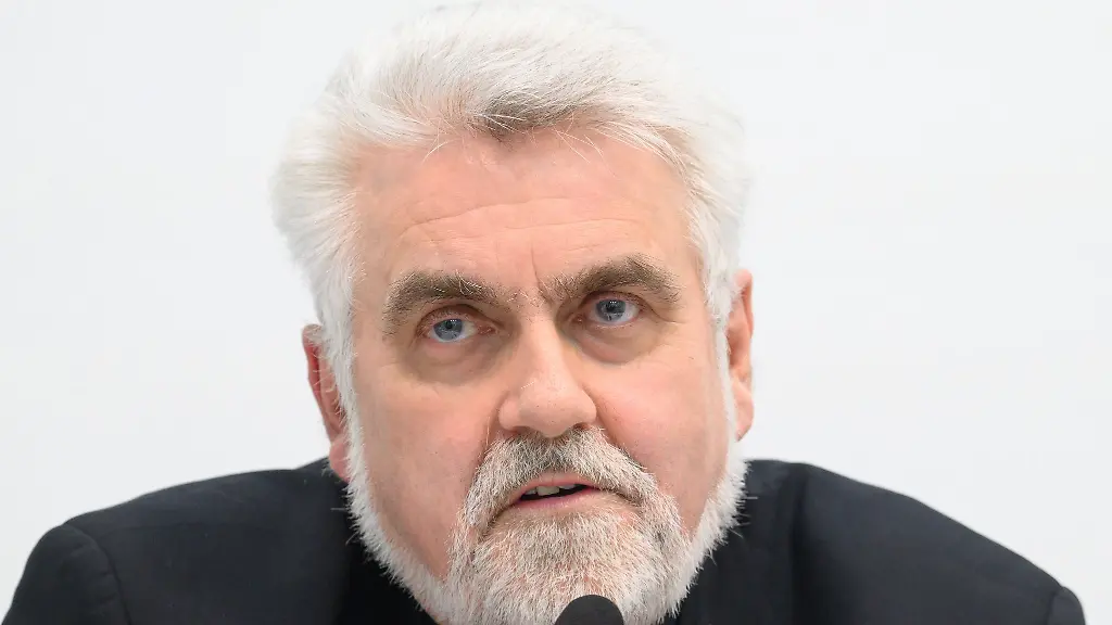 In-Merseburg-wird-ein-Grossforschungszentrum-fuer-nachhaltige-Chemie-aufgebaut-Wissenschaftsminister-Armin-Willingmann-spricht-von-einem-neuen-Leuchtturm-fuer-Spitzenforschung-und-Technologietransfer-in-Mitteldeutschland