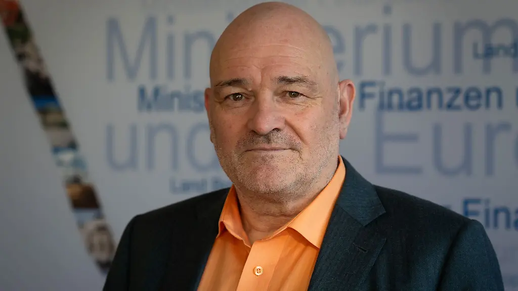 Finanzminister-und-Vize-Ministerpraesident-Robert-Crumbach-vom-BSW-stellt-sich-an-die-Seite-der-Innenministerin-die-nach-der-Entlassung-des-Verfassungsschutzchefs-in-der-Kritik-steht