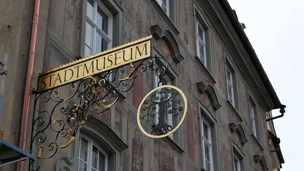 Das-Haus-zum-Cavazzen-in-Lindau-mit-der-prunkvoll-bemalten-Fassade-ist-beim-Museumstag-nach-Jahren-der-Sanierung-wieder-zu-besichtigen