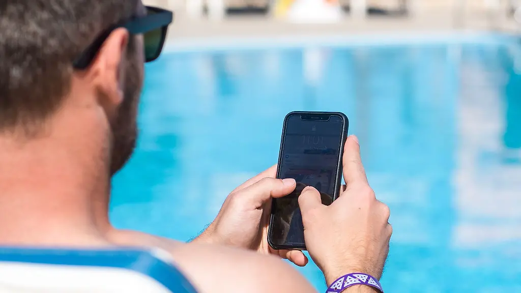 Urlaubsfalle-Mobilfunk-Auch-ohne-Roaminggebuehren-kann-die-Handynutzung-auf-Reisen-teuer-werden-wer-WLAN-Calls-Co-nicht-deaktiviert-zahlt-schnell-drauf