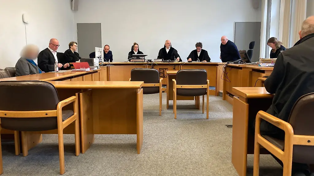 Blick-in-den-Gerichtssaal-in-Kiel-Die-Nebenklage-schloss-sich-dem-Plaedoyer-der-Staatsanwaltschaft-an