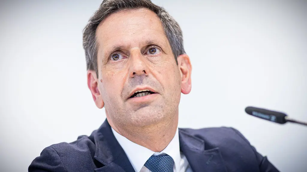 Verkehrsminister-Lies-haelt-die-geplante-jaehrliche-Inspektion-fuer-aeltere-Autos-fuer-unnoetig